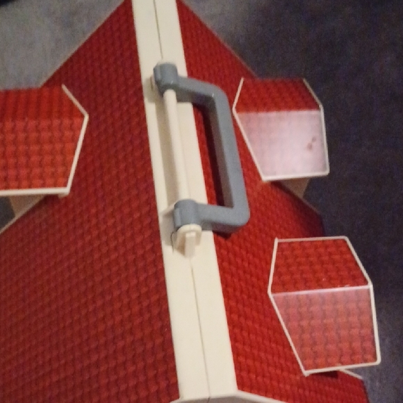 Red and White Dollhouse Carry Case - Picture 5 of 10